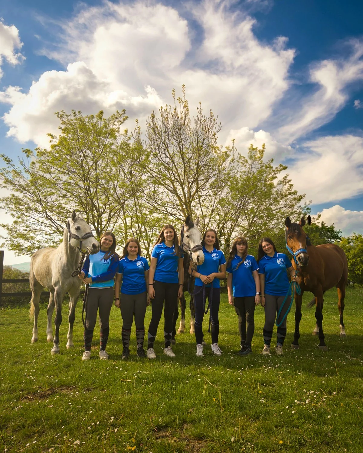 Equipo de niñas del campamento de verano de Bikuña con sus caballos asignados