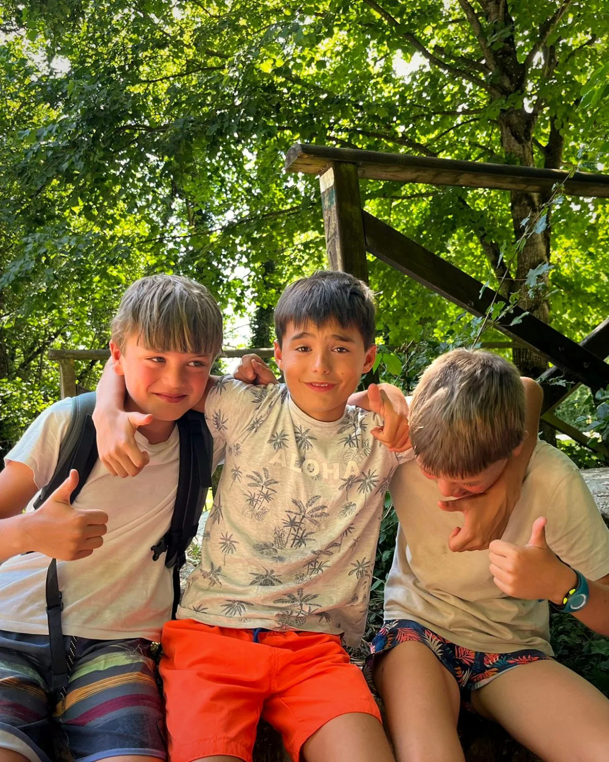 Tres amigos del campamento posando juntos